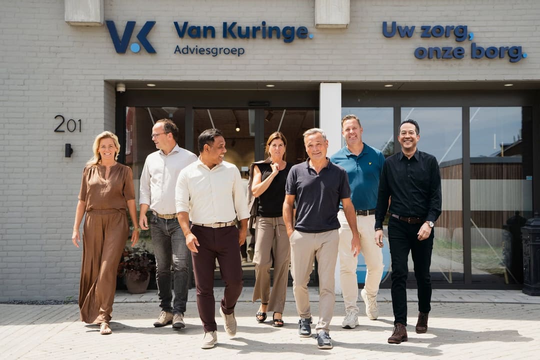 Het team van Van Kuringe loopt samen naar buiten voor het kantoor in Sint-Oedenrode